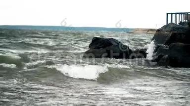 波浪撞击海岸。 强烈的波浪溅在石头上。 海浪撞击岩石海岸。 海浪撞击海岸上的岩石